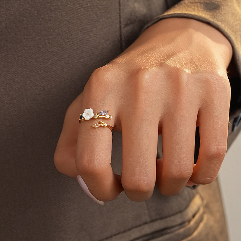 18K Forgyldt Justerbar Ring med Zirkonia og Blomst – Elegant og Farverigt Design