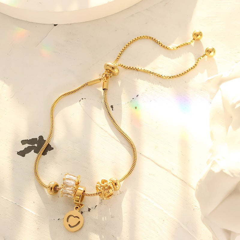 18K Forgyldt Titaniumstål Armbånd med Justerbar Lås og Zirkonia – Elegant og Moderne Design