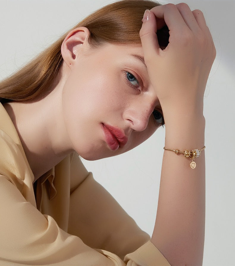 18K Forgyldt Titaniumstål Armbånd med Justerbar Lås og Zirkonia – Elegant og Moderne Design