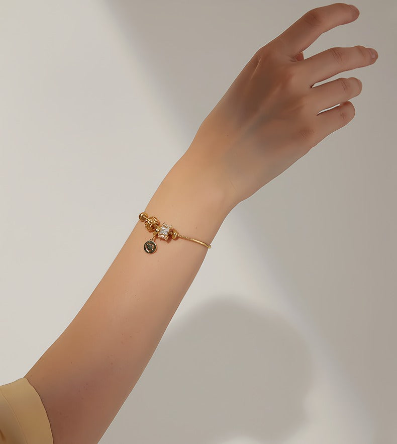 18K Forgyldt Titaniumstål Armbånd med Justerbar Lås og Zirkonia – Elegant og Moderne Design