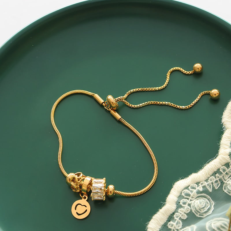 18K Forgyldt Titaniumstål Armbånd med Justerbar Lås og Zirkonia – Elegant og Moderne Design