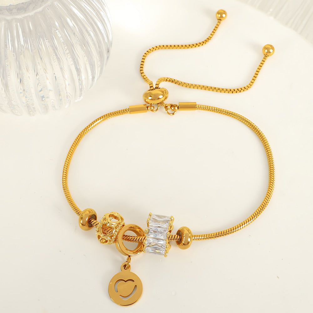 18K Forgyldt Titaniumstål Armbånd med Justerbar Lås og Zirkonia – Elegant og Moderne Design