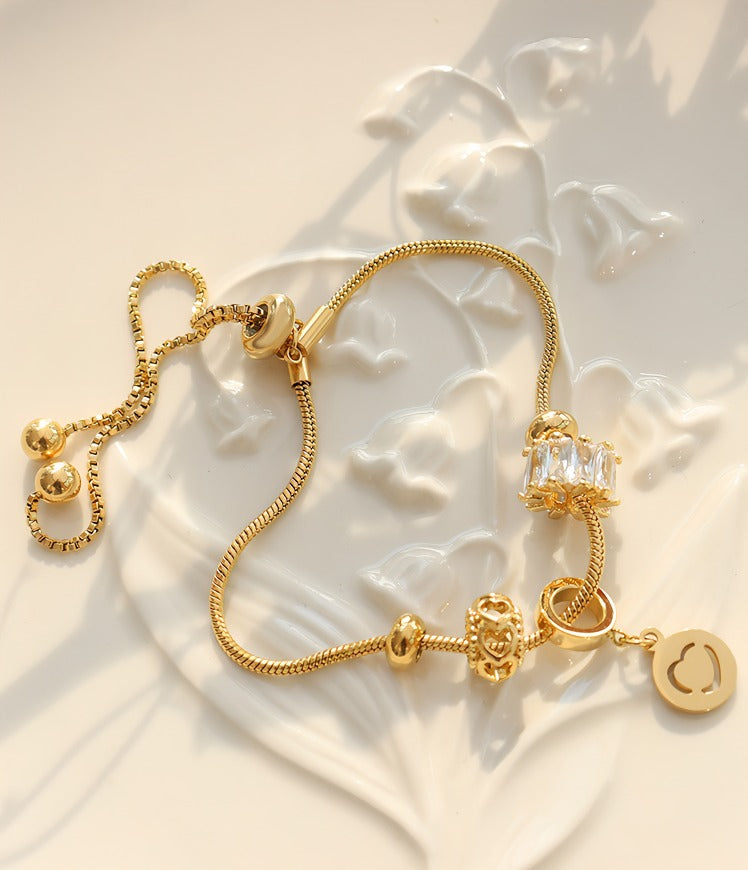 18K Forgyldt Titaniumstål Armbånd med Justerbar Lås og Zirkonia – Elegant og Moderne Design