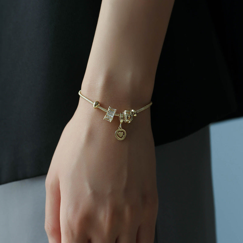 18K Forgyldt Titaniumstål Armbånd med Justerbar Lås og Zirkonia – Elegant og Moderne Design