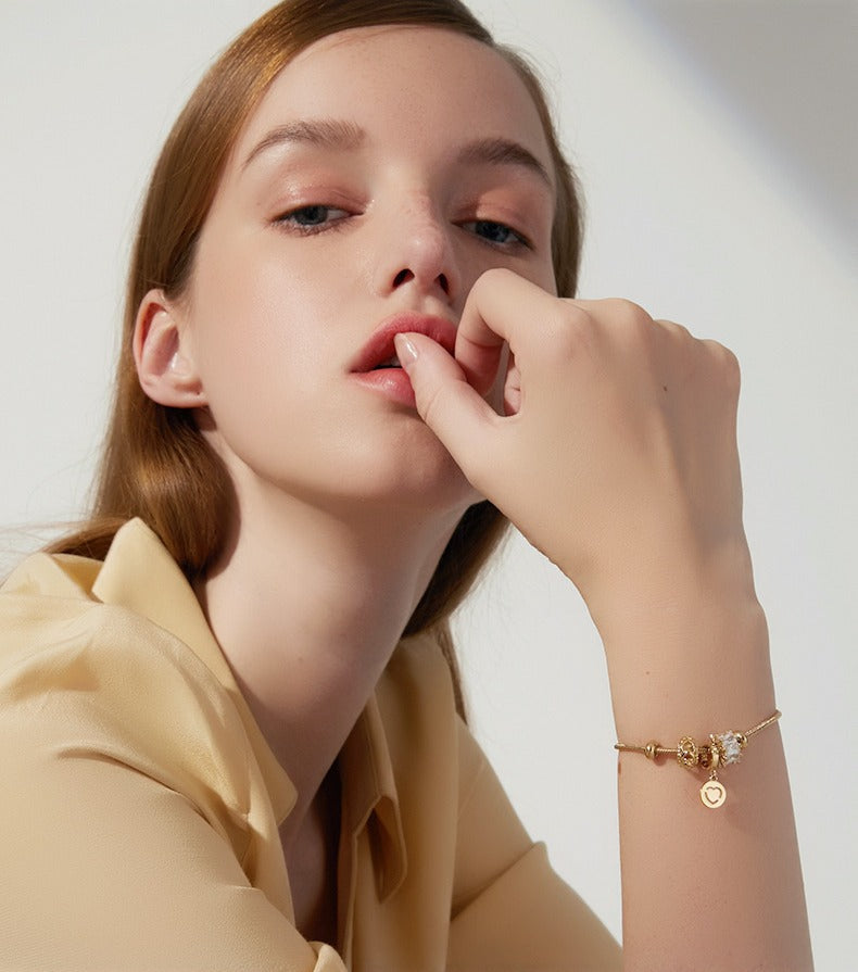 18K Forgyldt Titaniumstål Armbånd med Justerbar Lås og Zirkonia – Elegant og Moderne Design
