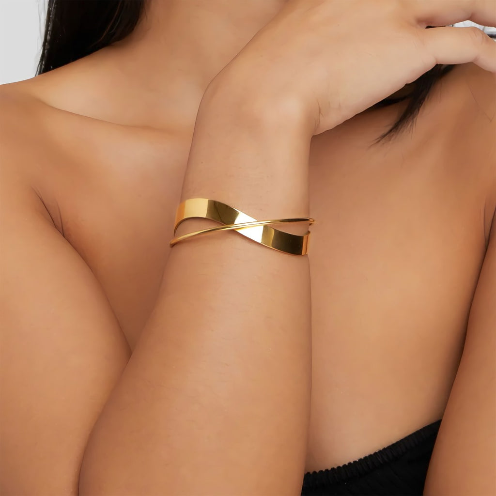 18K Forgyldt Titaniumstål Håndlavet Åben Justerbar Armbånd – Moderne og Elegant Design
