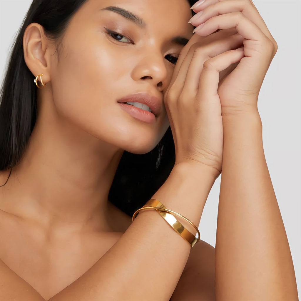 18K Forgyldt Titaniumstål Håndlavet Åben Justerbar Armbånd – Moderne og Elegant Design