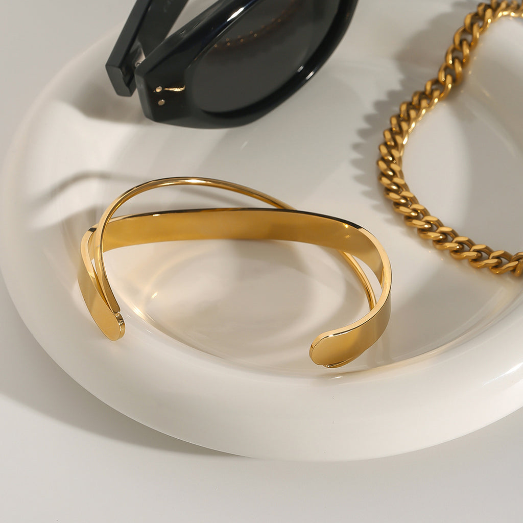 18K Forgyldt Titaniumstål Håndlavet Åben Justerbar Armbånd – Moderne og Elegant Design