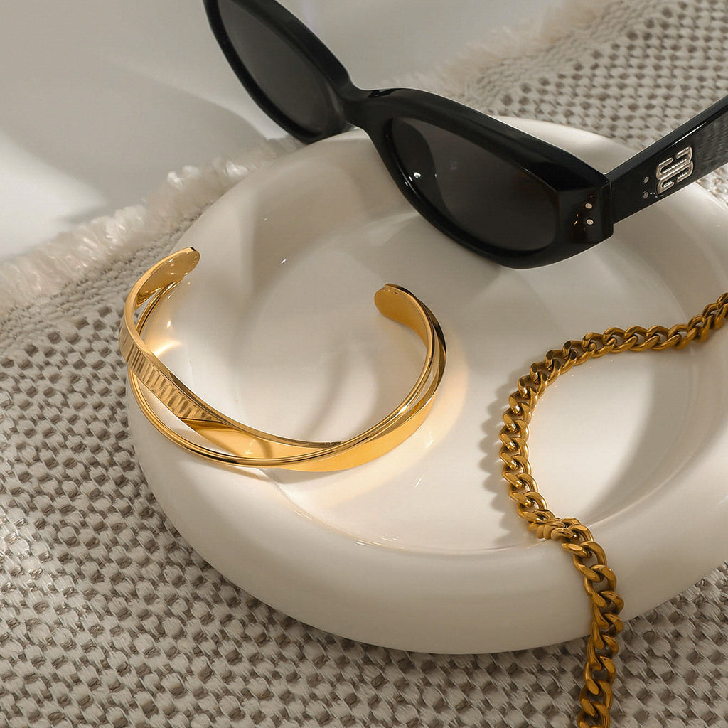 18K Forgyldt Titaniumstål Håndlavet Åben Justerbar Armbånd – Moderne og Elegant Design