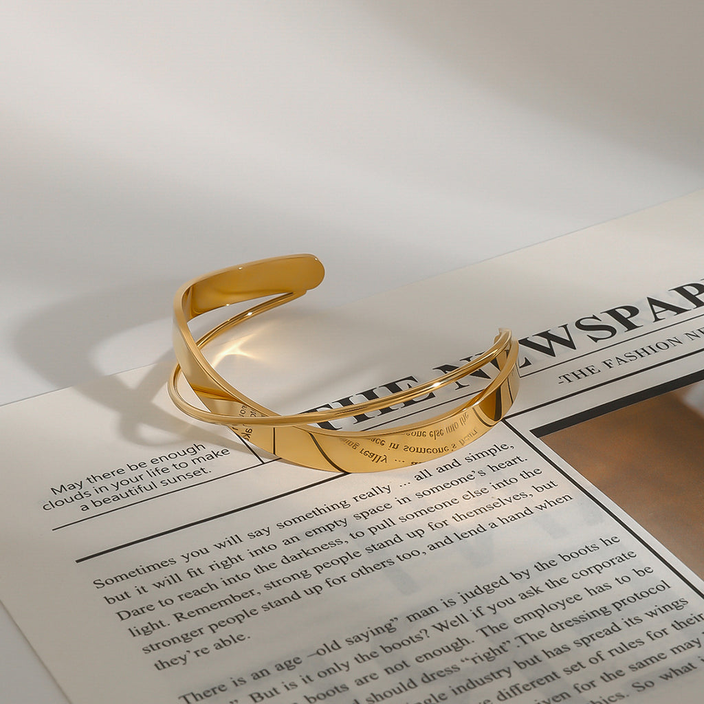 18K Forgyldt Titaniumstål Håndlavet Åben Justerbar Armbånd – Moderne og Elegant Design