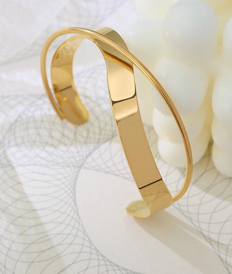 18K Forgyldt Titaniumstål Håndlavet Åben Justerbar Armbånd – Moderne og Elegant Design