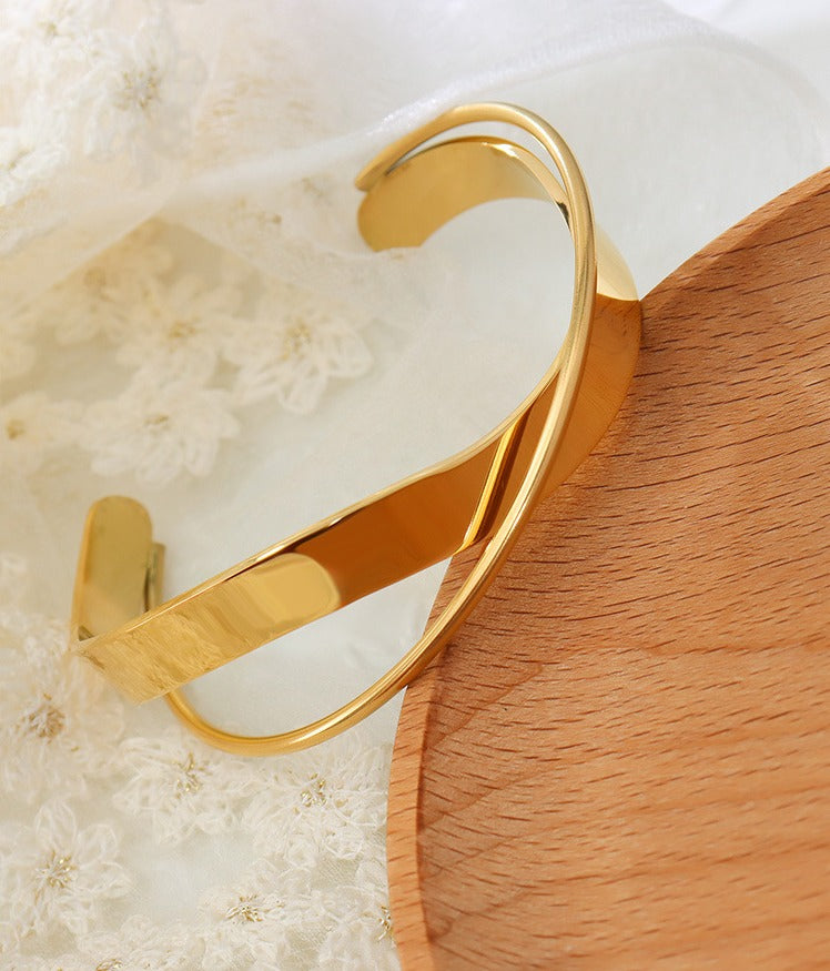 18K Forgyldt Titaniumstål Håndlavet Åben Justerbar Armbånd – Moderne og Elegant Design