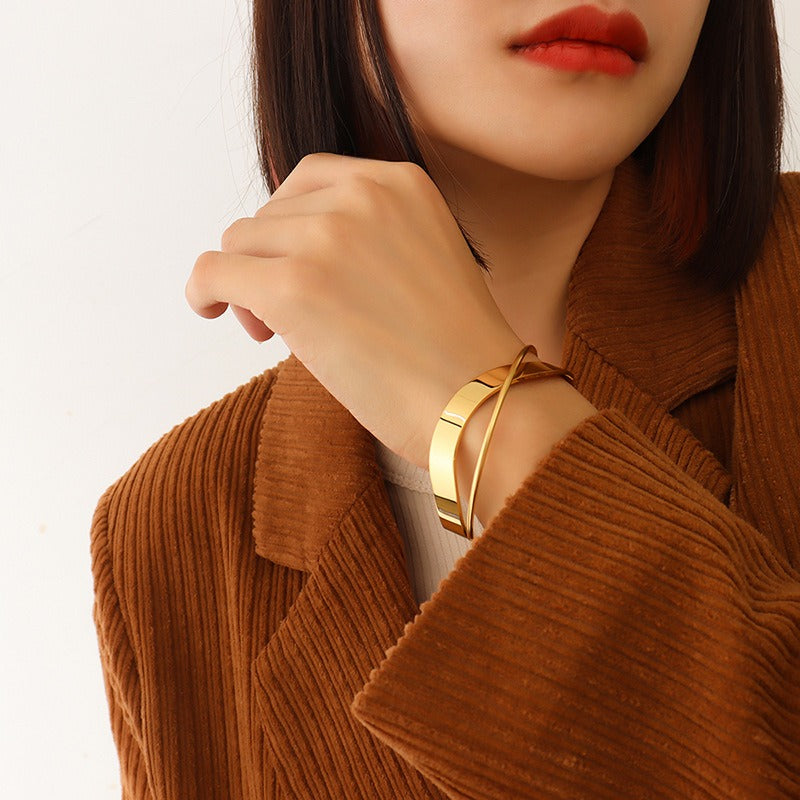 18K Forgyldt Titaniumstål Håndlavet Åben Justerbar Armbånd – Moderne og Elegant Design