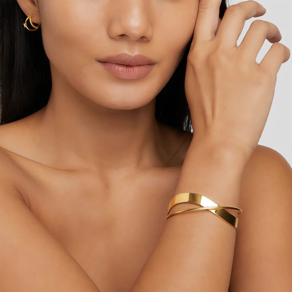 18K Forgyldt Titaniumstål Håndlavet Åben Justerbar Armbånd – Moderne og Elegant Design