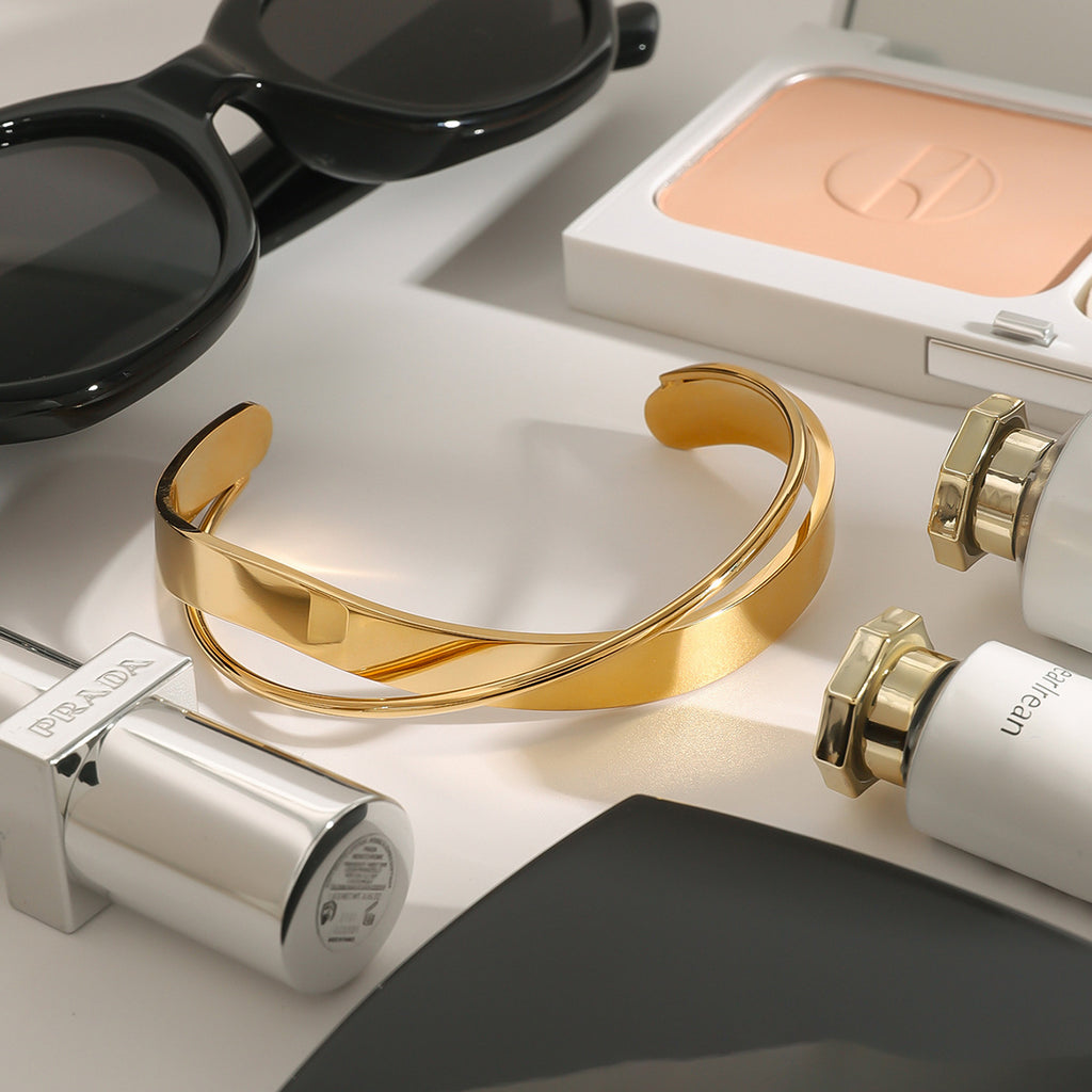 18K Forgyldt Titaniumstål Håndlavet Åben Justerbar Armbånd – Moderne og Elegant Design