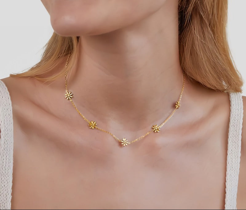 18K Forgyldt Titaniumstål Håndlavet Blomstret Halskæde med Små Margueritter – Elegant og Delikat Design