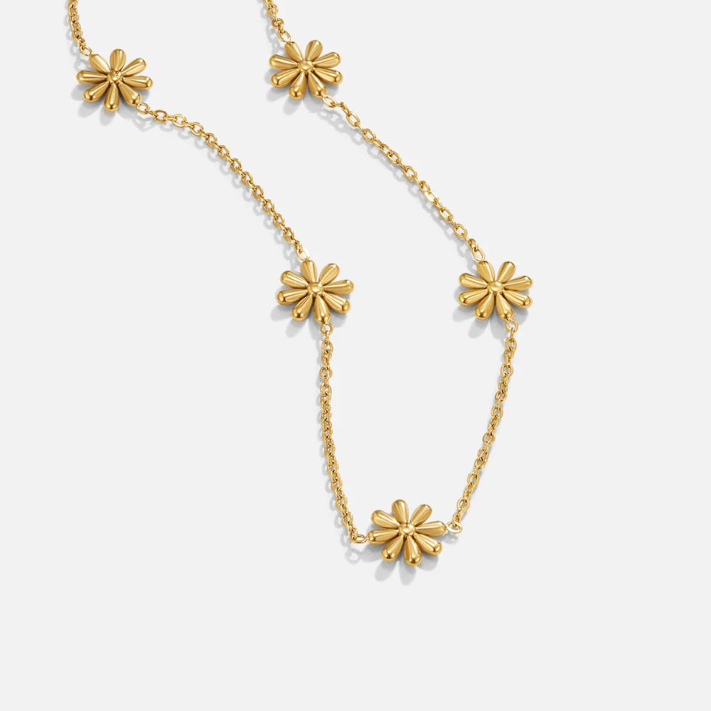 18K Forgyldt Titaniumstål Håndlavet Blomstret Halskæde med Små Margueritter – Elegant og Delikat Design