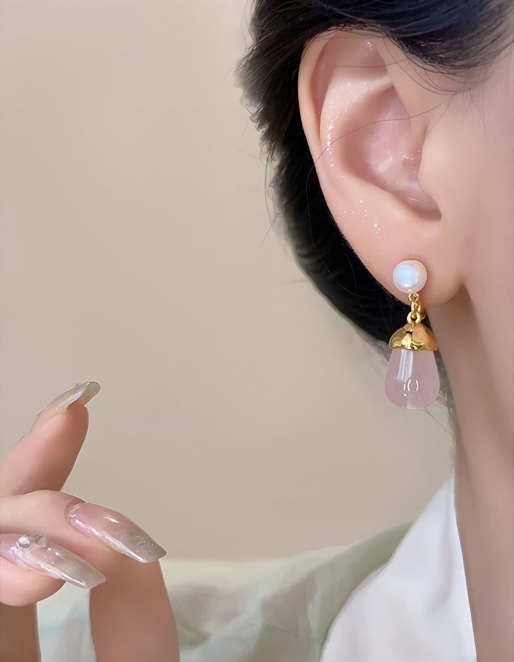 18K Forgyldte Øreringe med Lyserød Chalcedon (naturlig halvædelsten) og Ferskvandsperle – Elegant og Feminin Stil