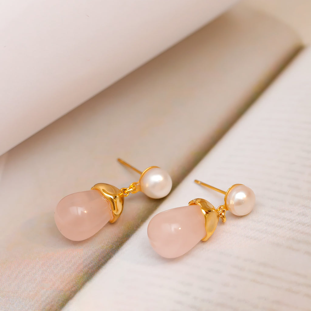 18K Forgyldte Øreringe med Lyserød Chalcedon (naturlig halvædelsten) og Ferskvandsperle – Elegant og Feminin Stil