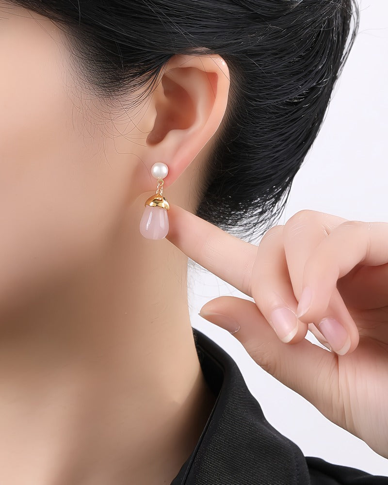18K Forgyldte Øreringe med Lyserød Chalcedon (naturlig halvædelsten) og Ferskvandsperle – Elegant og Feminin Stil
