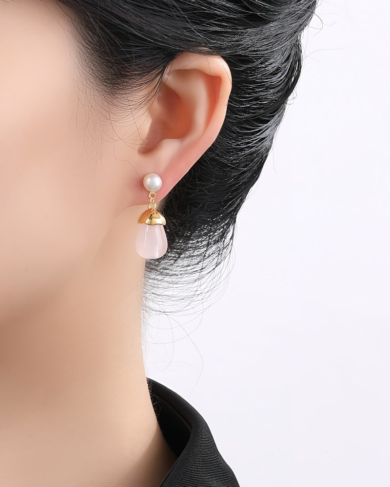 18K Forgyldte Øreringe med Lyserød Chalcedon (naturlig halvædelsten) og Ferskvandsperle – Elegant og Feminin Stil