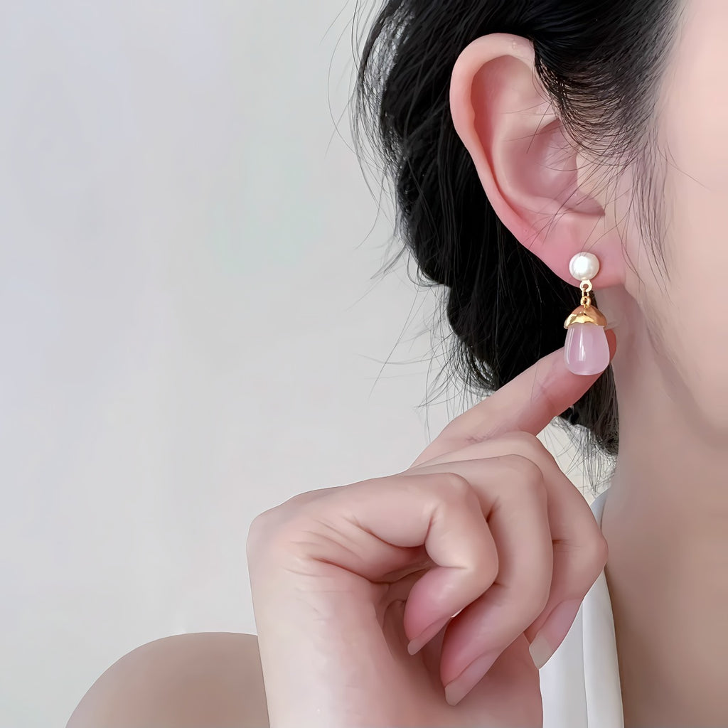 18K Forgyldte Øreringe med Lyserød Chalcedon (naturlig halvædelsten) og Ferskvandsperle – Elegant og Feminin Stil