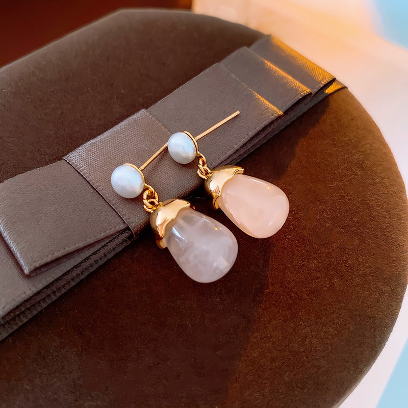 18K Forgyldte Øreringe med Lyserød Chalcedon (naturlig halvædelsten) og Ferskvandsperle – Elegant og Feminin Stil