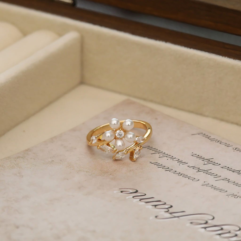 18K Guldbelagt Blomster Ring med Perler og Zirkonia Sten – Justerbar og Elegant