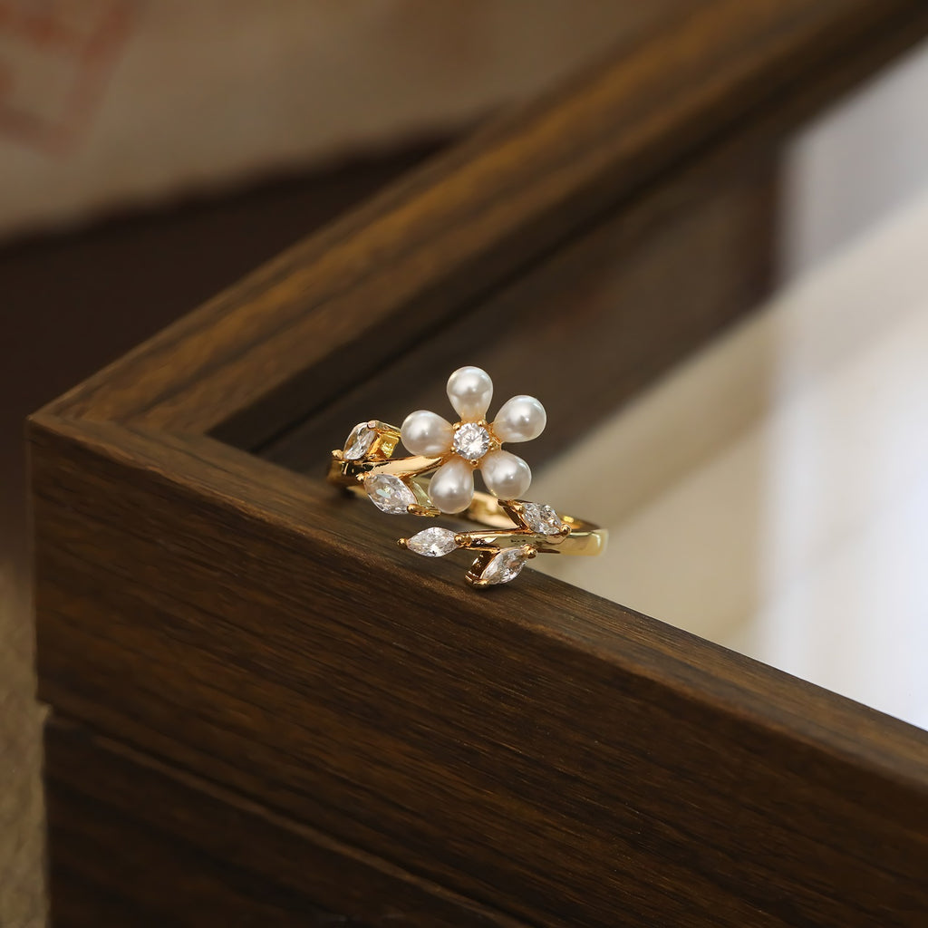 18K Guldbelagt Blomster Ring med Perler og Zirkonia Sten – Justerbar og Elegant