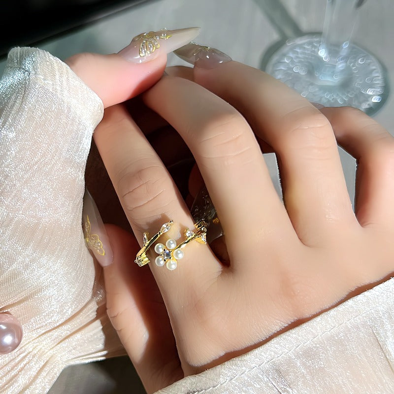 18K Guldbelagt Justerbar Blomster Ring med Perler og Zirkonia – Elegant og Feminint Design