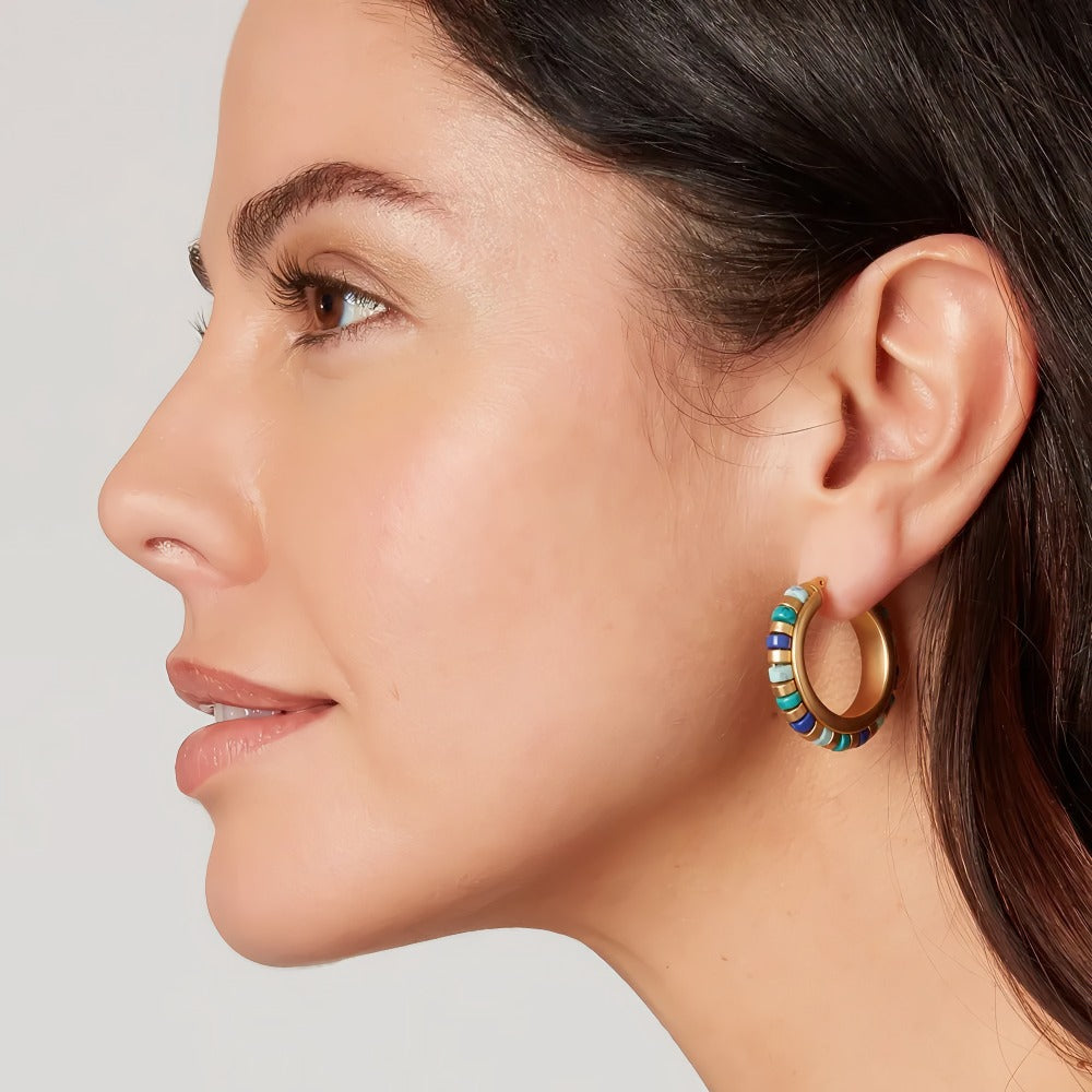 18K Guldbelagte Hoop-Øreringe med Naturlige Sten – Farverig og Moderne Statement-Stil
