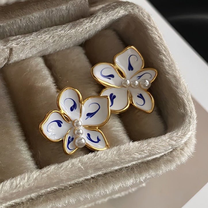 18K forgyldt 925 sterling sølvnåle Fransk Sødmefulde Øreringe med Blomstermotiv – med Blå Porcelænsdesign - Lilla Villa