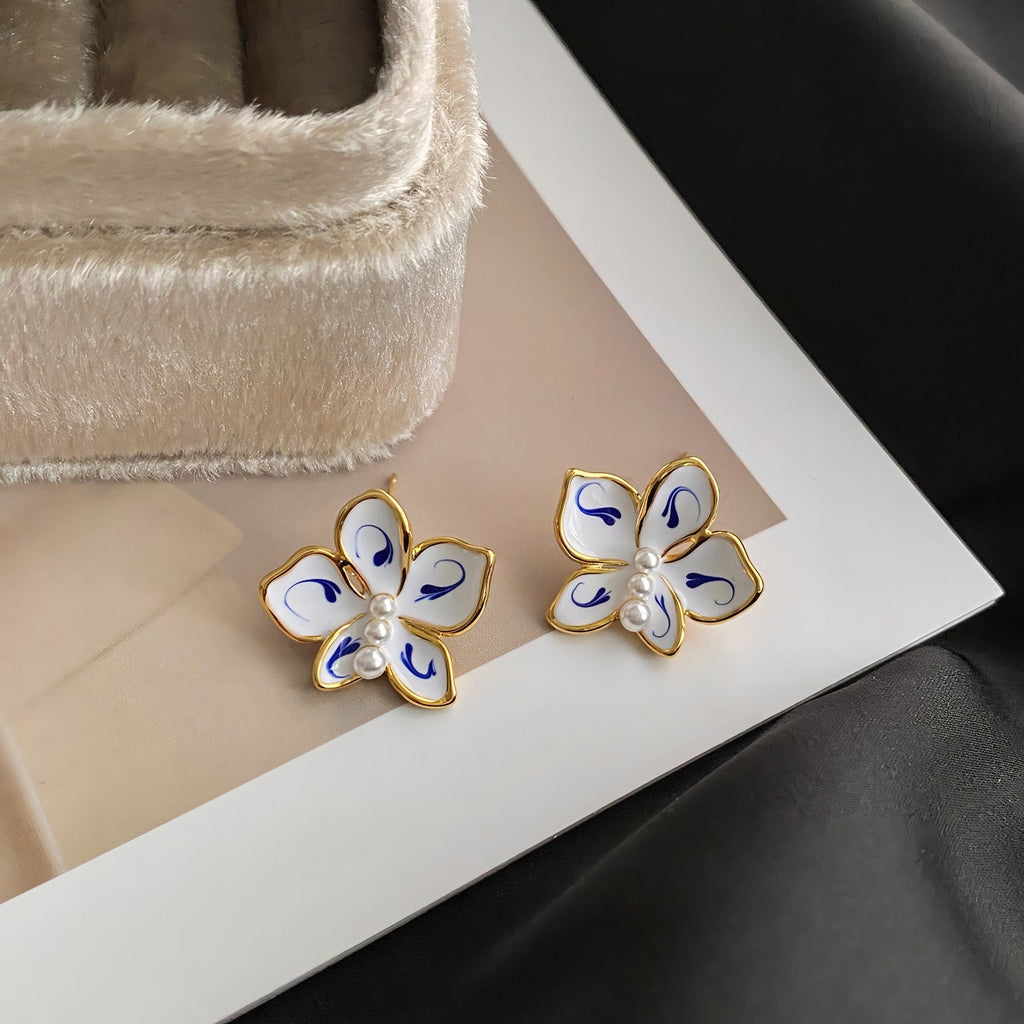 18K forgyldt 925 sterling sølvnåle Fransk Sødmefulde Øreringe med Blomstermotiv – med Blå Porcelænsdesign - Lilla Villa
