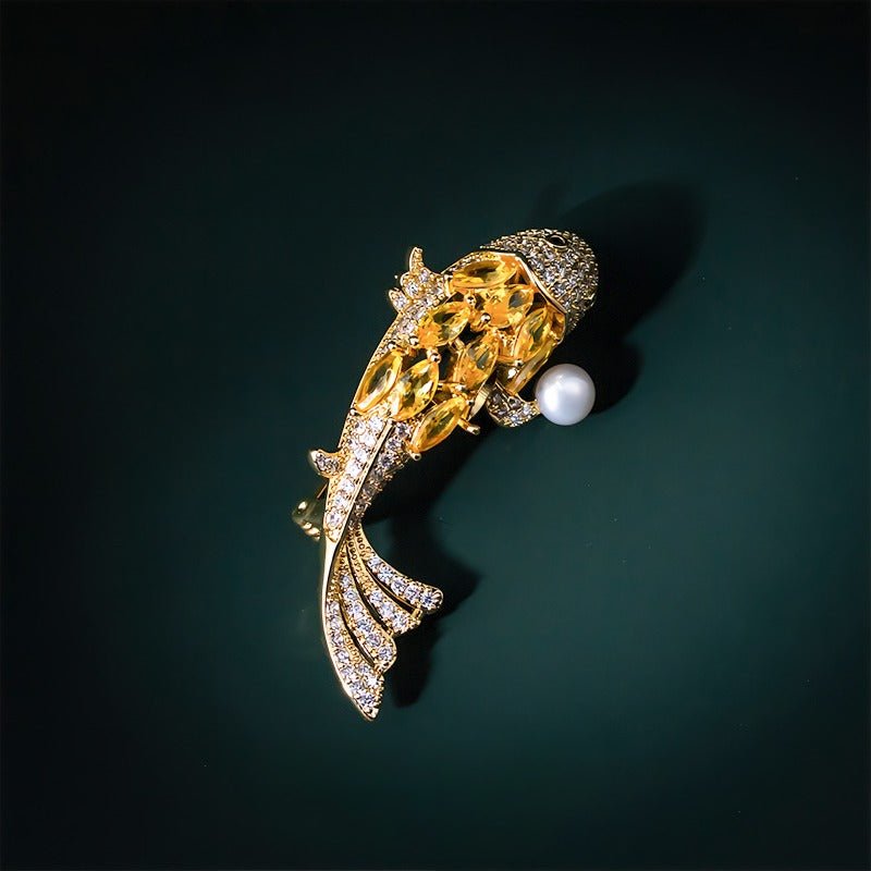 18K Forgyldt Fisk Broche i Kobber med Perle – Kunstnerisk Statement Design - Lilla Villa