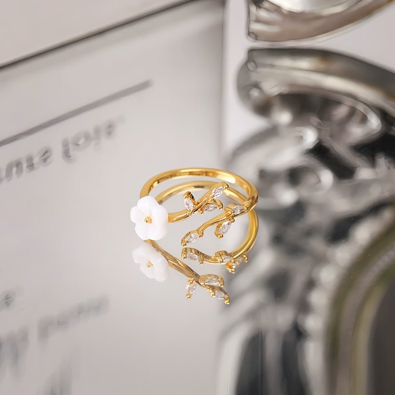 18K Forgyldt Justerbar Ring med Hvid Blomst og Zirkonia – Elegant & Romantisk Design - Lilla Villa