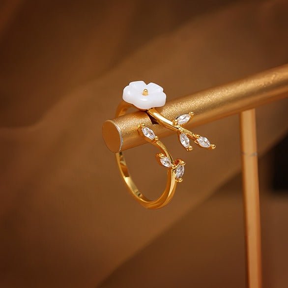 18K Forgyldt Justerbar Ring med Hvid Blomst og Zirkonia – Elegant & Romantisk Design - Lilla Villa