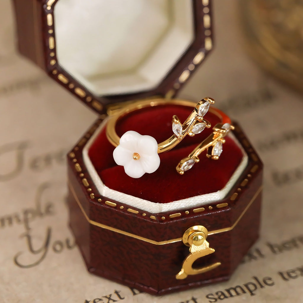 18K Forgyldt Justerbar Ring med Hvid Blomst og Zirkonia – Elegant & Romantisk Design - Lilla Villa