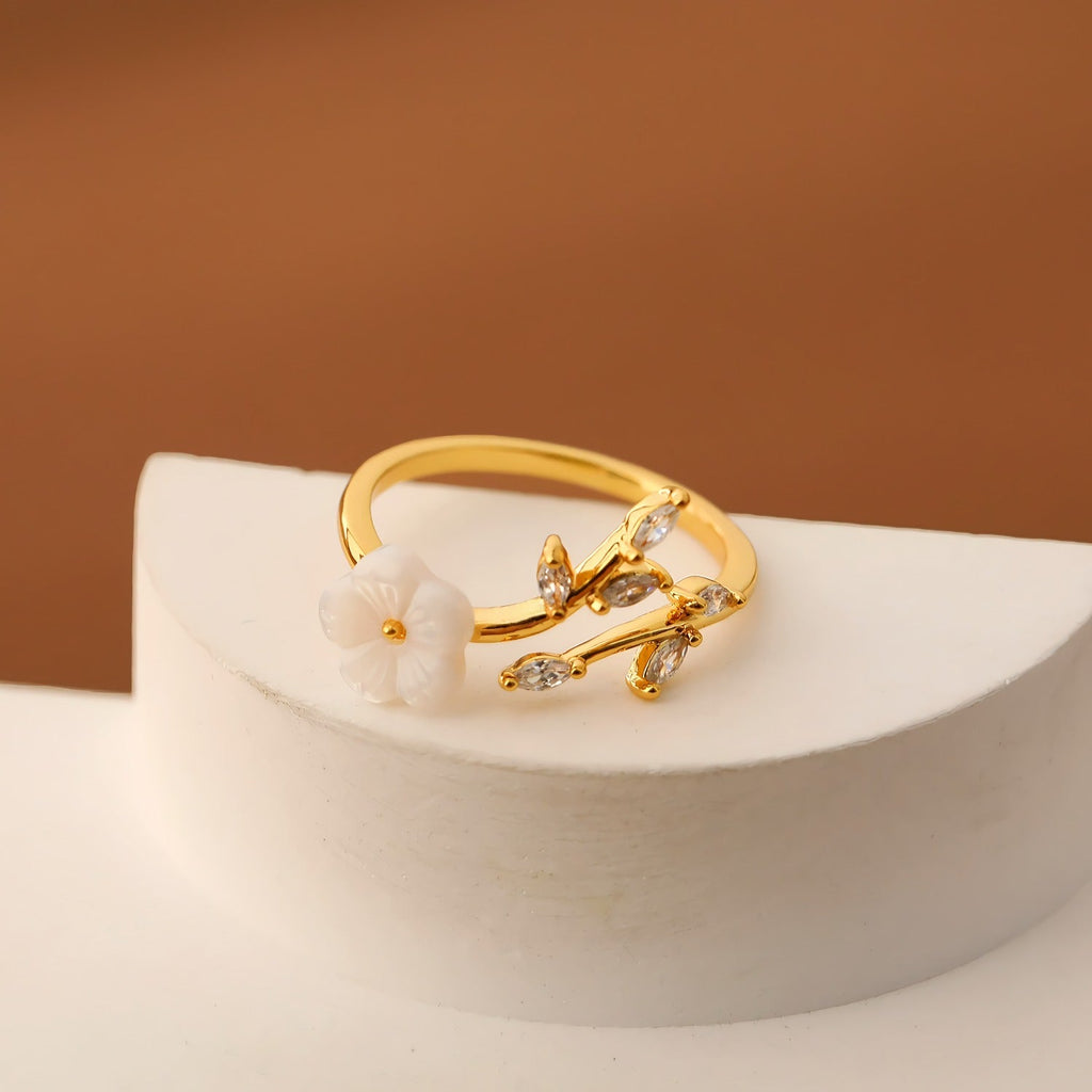 18K Forgyldt Justerbar Ring med Hvid Blomst og Zirkonia – Elegant & Romantisk Design - Lilla Villa