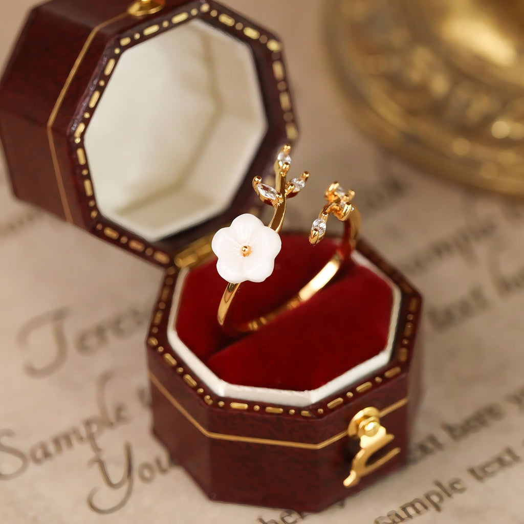 18K Forgyldt Justerbar Ring med Hvid Blomst og Zirkonia – Elegant & Romantisk Design - Lilla Villa