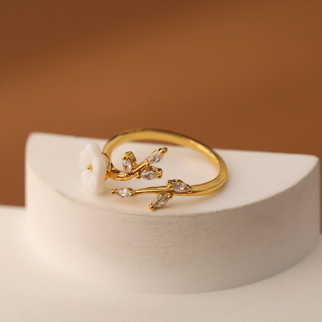 18K Forgyldt Justerbar Ring med Hvid Blomst og Zirkonia – Elegant & Romantisk Design - Lilla Villa