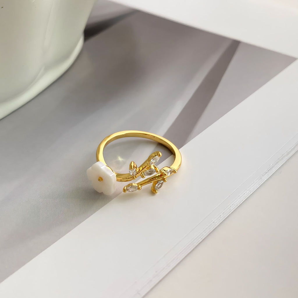 18K Forgyldt Justerbar Ring med Hvid Blomst og Zirkonia – Elegant & Romantisk Design - Lilla Villa