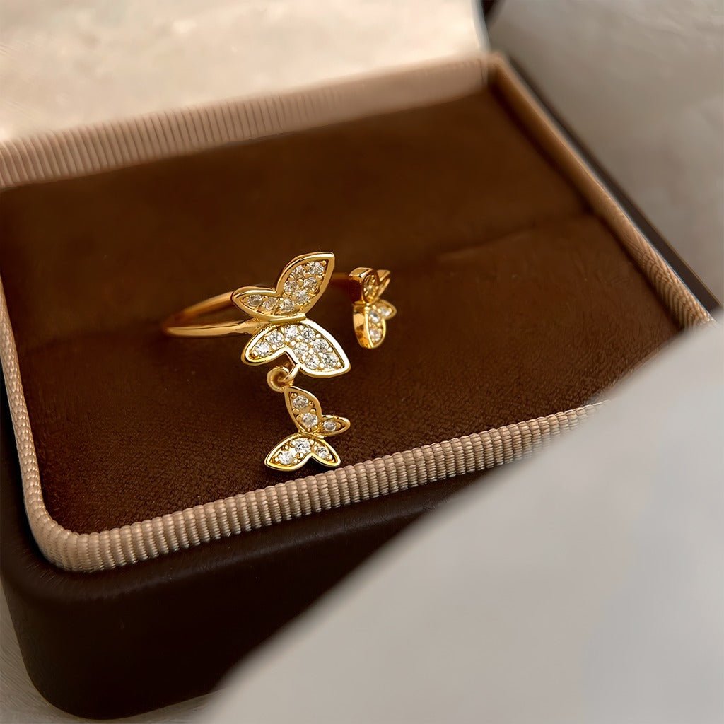 18K Forgyldt Justerbar Sommerfugl Ring med Zirkonia – Elegant & Glitrende Design - Lilla Villa