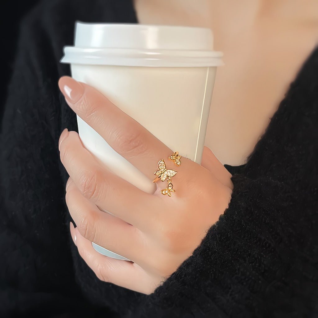 18K Forgyldt Justerbar Sommerfugl Ring med Zirkonia – Elegant & Glitrende Design - Lilla Villa
