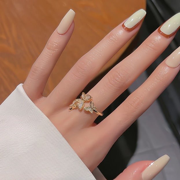 18K Forgyldt Justerbar Sommerfugl Ring med Zirkonia – Elegant & Glitrende Design - Lilla Villa