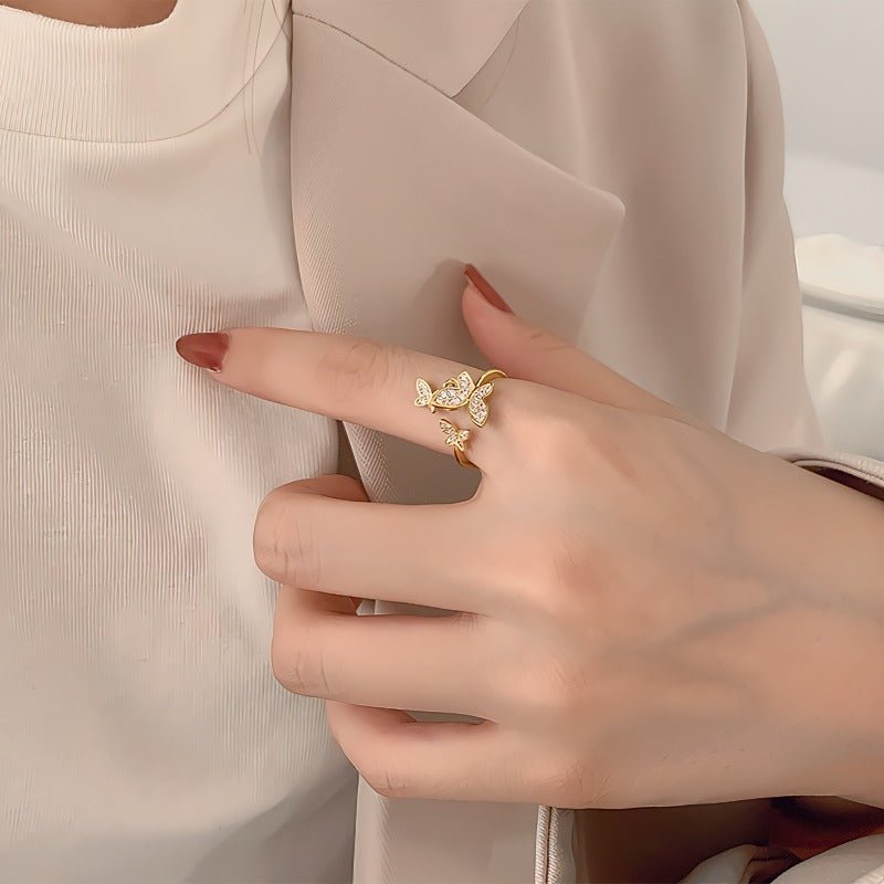 18K Forgyldt Justerbar Sommerfugl Ring med Zirkonia – Elegant & Glitrende Design - Lilla Villa