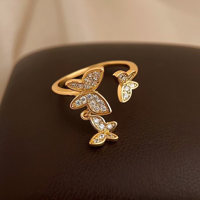 18K Forgyldt Justerbar Sommerfugl Ring med Zirkonia – Elegant & Glitrende Design - Lilla Villa