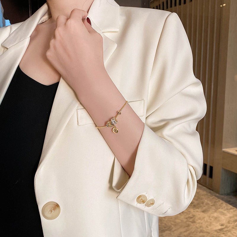 18K Forgyldt Titaniumstål Armbånd med Justerbar Lås og Zirkonia – Elegant og Moderne Design - Lilla Villa