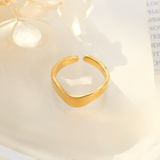 18K Forgyldt Titaniumstål Bølget Ring – Minimalistisk & Moderne Design - Lilla Villa