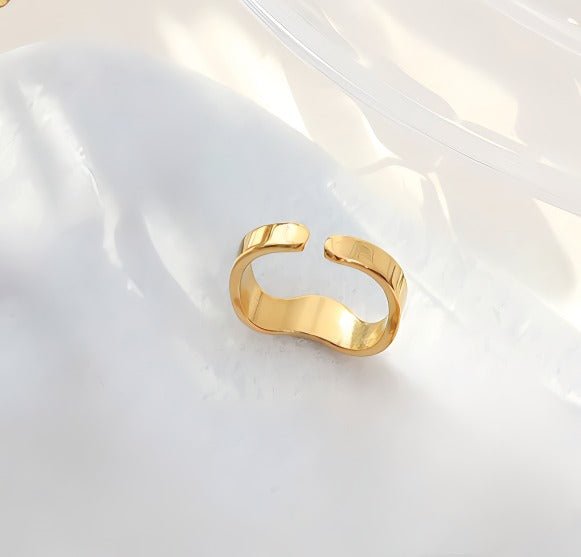 18K Forgyldt Titaniumstål Bølget Ring – Minimalistisk & Moderne Design - Lilla Villa
