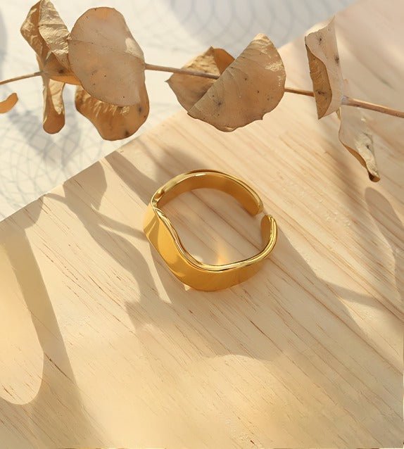 18K Forgyldt Titaniumstål Bølget Ring – Minimalistisk & Moderne Design - Lilla Villa